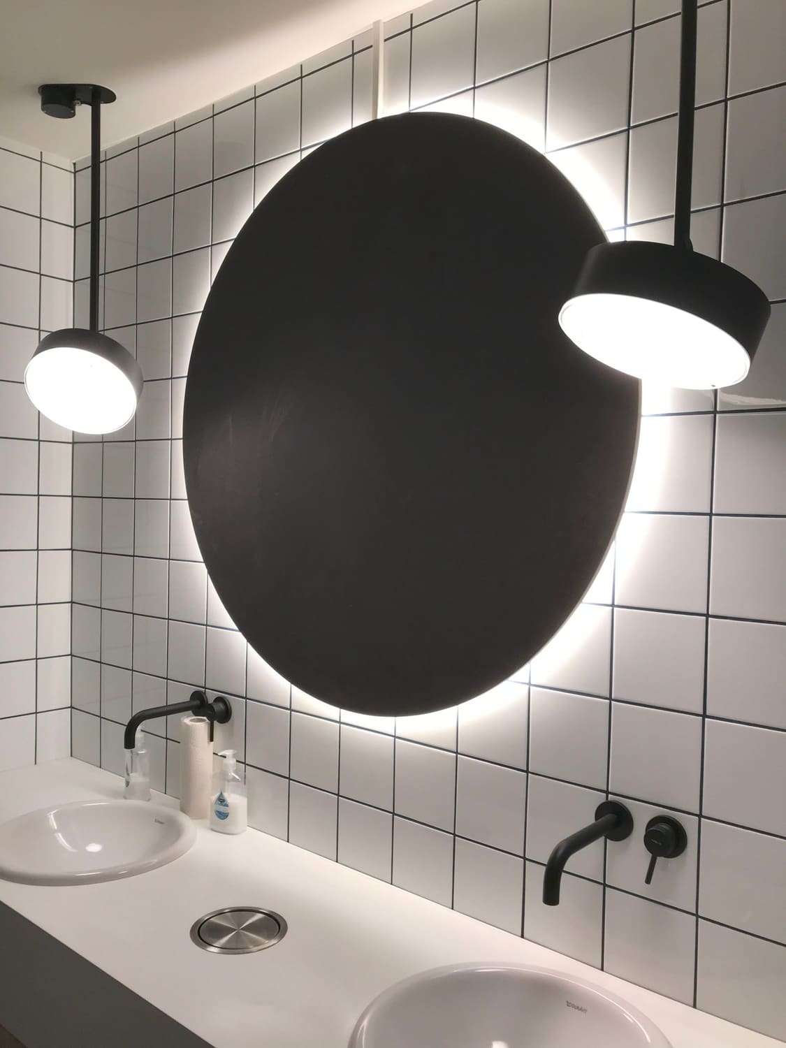 Interieurverlichting rond een spiegel met backlight, geplaatst door Elektro Commyn