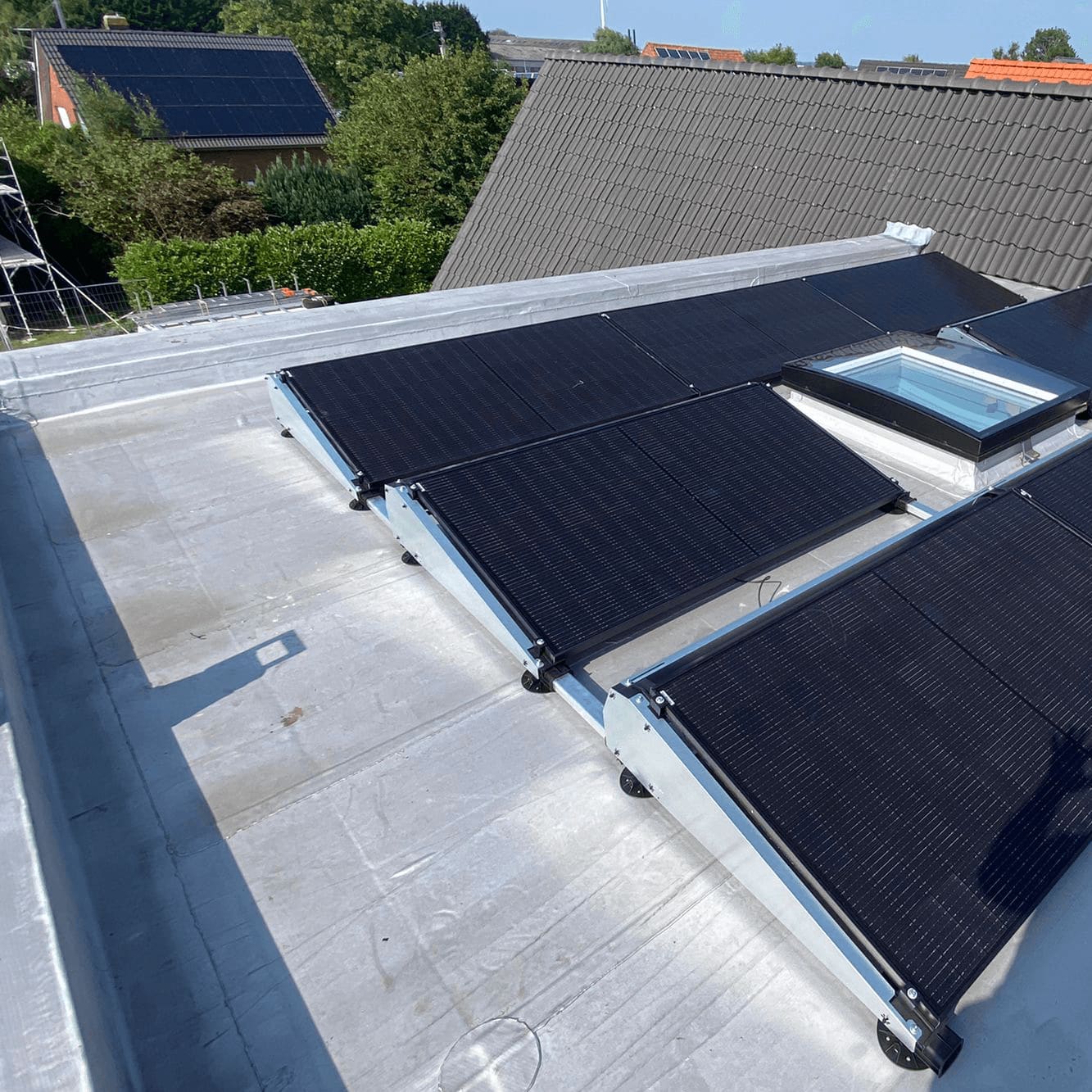 Geplaatste zonnepanelen op een dak door Elektro Commyn