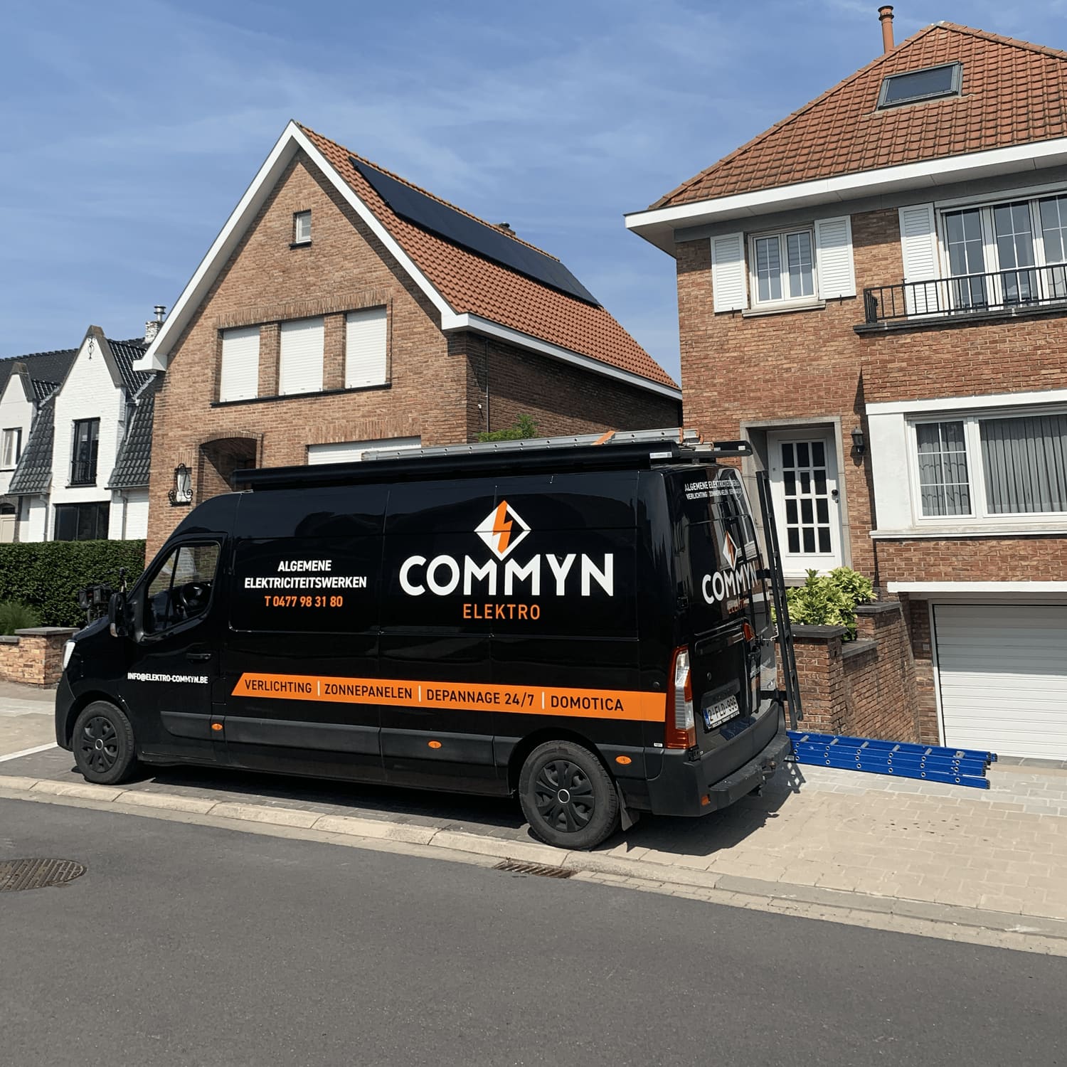 Bestelwagen van Elektro Commyn onderweg naar een klus