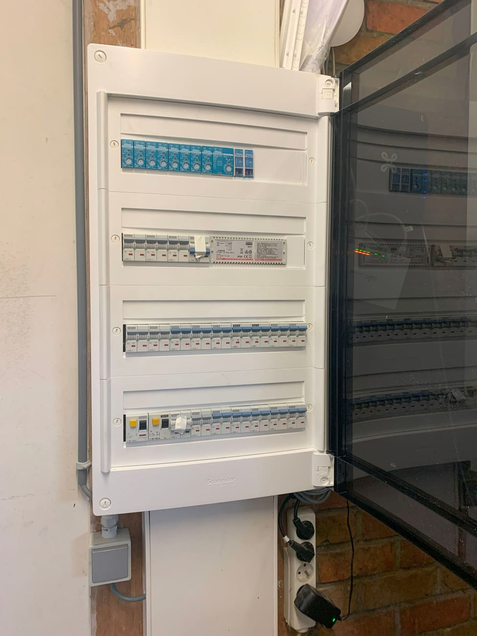 Netjes afgewerkte zekeringkast door Elektro Commyn